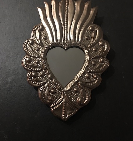 Le Miroir Coeur Argent est un miroir décoratif en bronze en forme de cœur présentant des motifs complexes sur fond noir, parfait pour ajouter une touche de charme brocante à votre espace. Brocante 93