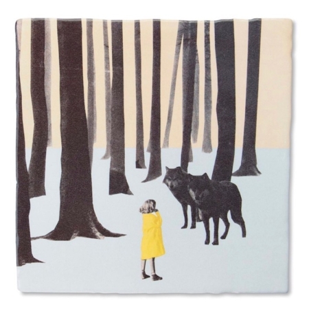 Un enfant en manteau jaune de la série « Wolf Girl » se tient dans une forêt de brocante, face à deux loups noirs parmi de grands arbres. Brocante 93