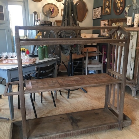 Une étagère Vestiaire Bois 1940 dans une pièce de style brocante au décor éclectique et un lustre au-dessus d'une table à manger. Brocante 93