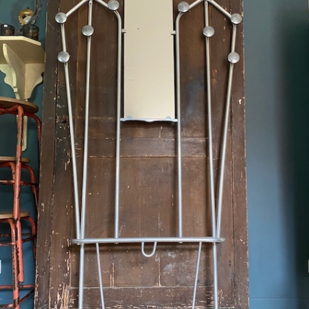 Le Porte-Manteaux Double 1950 VENDU, doté d'un porte-parapluie et d'un miroir, est placé devant une armoire en bois rustique contre un mur bleu. Brocante 93