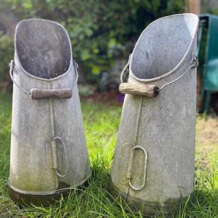 Deux Seau à Charbon vintage patinés des années 1950 avec poignées en bois posés sur un sol herbeux dans un jardin. Brocante 93