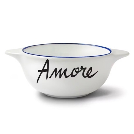 Bol Breton Amore : Un bol blanc avec anses, comportant le mot « Amore » en écriture noire sur le côté et un bord bleu autour du haut, dégageant une charmante ambiance rétro. Brocante 93