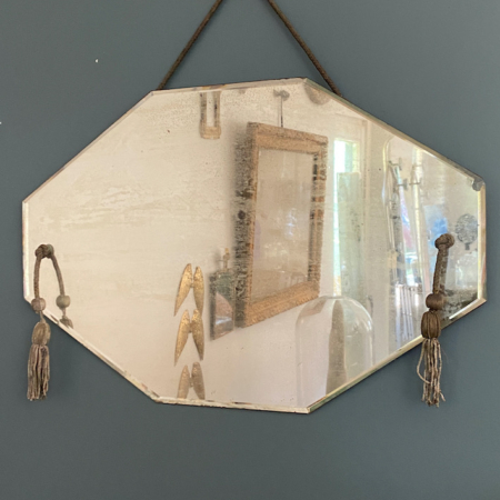 Miroir Octogonal 1940 VENDU avec un support en corde, reflétant un tableau encadré et une vue partielle d'une pièce. Brocante 93