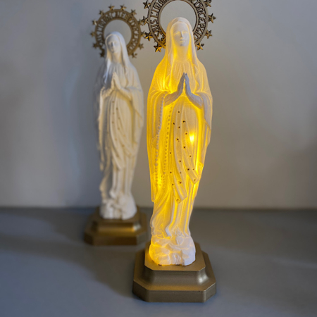 Les statues Vierges POP Lumineuse 20 cm présentent un charmant design rétro avec une statue qui brille de l'intérieur et l'autre laissée éteinte, toutes deux présentant de gracieuses surfaces grises. Brocante 93