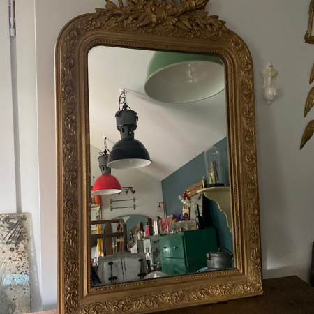 Un Miroir Mouluré fin XIXème VENDU reflète une pièce avec des suspensions, des armoires vertes et d'autres meubles rétro. Brocante 93