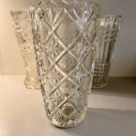 Trois "Vases à Motifs Verre Moulé 1960" aux motifs complexes sont exposés sur une étagère, ajoutant une touche d'élégance vintage à la pièce. Brocante 93