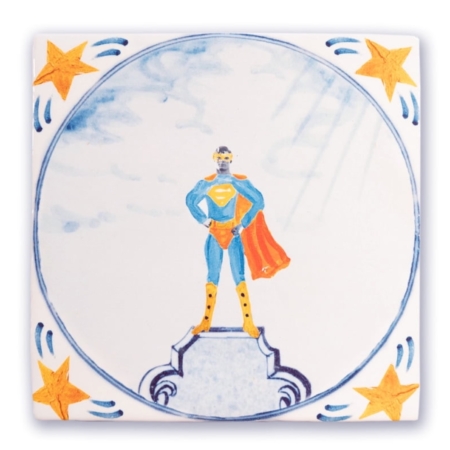 Carreau « Superman » peint à la main représentant le super-héros emblématique en tenue bleue et orange, avec quatre étoiles orange dans les coins. Cette pièce vintage évoque une charmante esthétique rétro, parfaite pour toute collection. Brocante 93