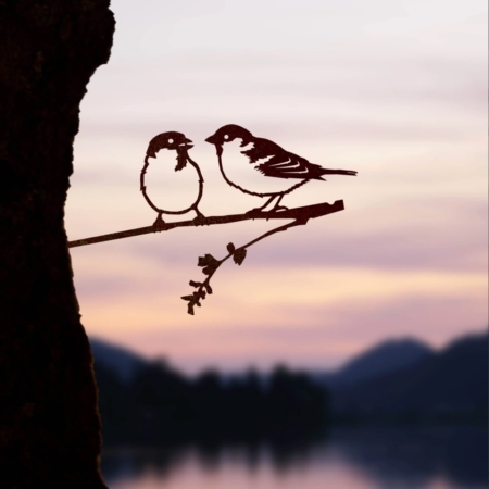 Les Moineaux capture un charme vintage avec sa silhouette de deux oiseaux sur une branche au coucher du soleil, encadrée par des montagnes et un lac serein en arrière-plan. Brocante 93