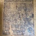 Feuille d'instructions pour accrocher et entretenir le Miroir Ancien 1930 de Bassett Mirror Company Inc, complète avec schémas et texte.