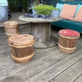 L'espace extérieur confortable avec une table Fût à Saké Japonais 1960, des tabourets tonneaux, des plantes en pot et un banc à coussins rayés dégage une charmante ambiance japonaise. Brocante 93