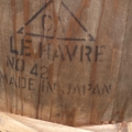 Gros plan sur un fût en bois marqué « LE HAVRE NO 42 MADE IN JAPAN », le bois patiné témoignant de son âge. Ce Fût à Saké Japonais 1960 évoque les traditions du saké et les voyages à travers les mers. Brocante 93