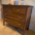 Commode Américaine 1930 : Commode ancienne en bois avec poignées en laiton, surmontée d'une lampe et de deux vases en céramique. Brocante 93