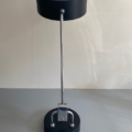 La Lampe Administrative 1960, une lampe de bureau noire et chromée aux lignes épurées, est dotée d'une base ronde et d'un abat-jour rappelant le design des années 60. Elle se détache élégamment sur n'importe quel fond uni, prête à insuffler un charme vintage dans un espace de travail administratif. Brocante 93